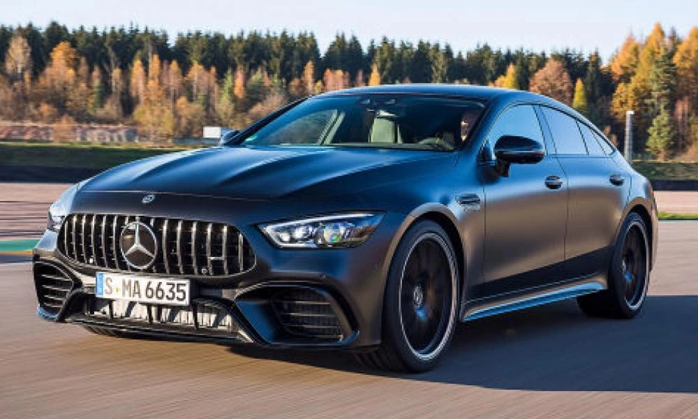 Ρωσία: Πλούσιος μπλόγκερ κάνει στάχτη τη Mercedes του αξίας 143.000 ευρώ!